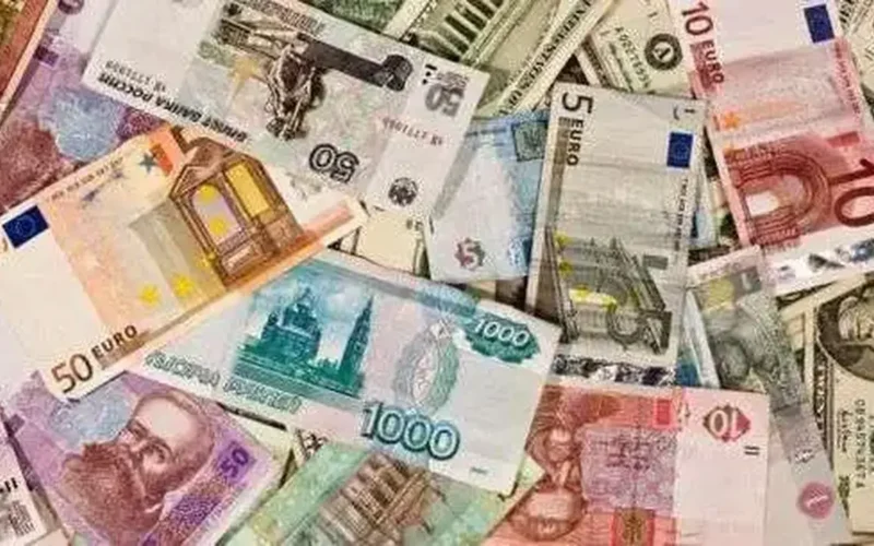 استقرار نسبي في أسعار صرف الدولار واليورو داخل البنوك المصرية اليوم
